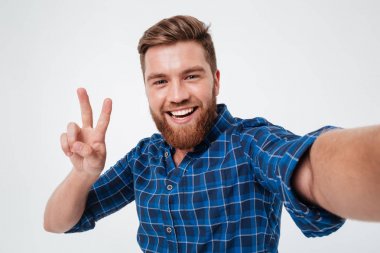 Selfie yapma Kareli gömlekli sakallı adam gülümseyen