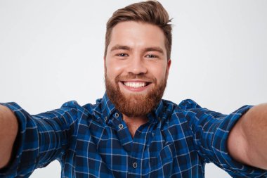 Selfie yapma Kareli gömlekli sakallı adam gülümseyen