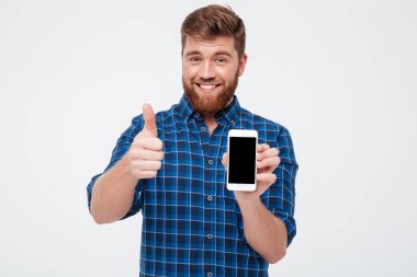 Sakallı adam boş smartphone ekran gösterilen gülümseyen