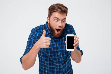 Kareli gömlekli boş smartphone ekran gösterilen şok sakallı adam