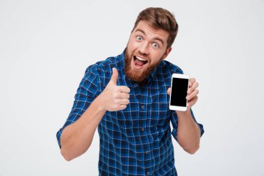 Boş smartphone ekran gösterilen Kareli gömlekli komik mutlu adam