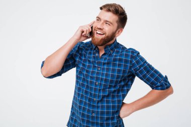 Kareli gömlekli tarafından smartphone konuşmak mutlu sakallı adam