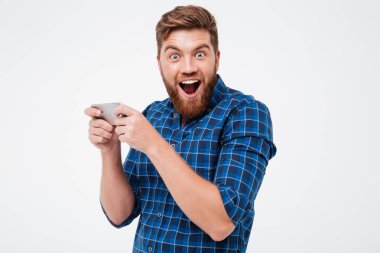 Kareli gömlek onun smartphone üzerinde oynarken mutlu sakallı adam