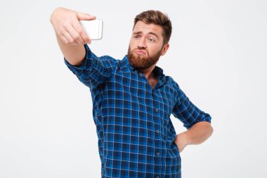 Poz ve selfie onun Smartphone'da yapım komik sakallı adam