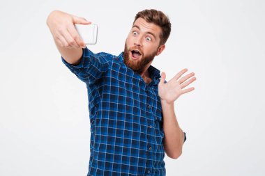 Şaşırmış sakallı adam selfie onun Smartphone'da yapma gömlekli