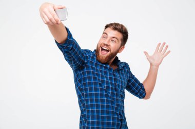 Selfie yapma Kareli gömlekli mutlu sakallı adam