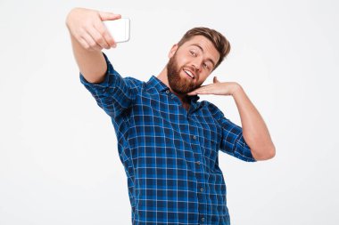 Poz ve selfie yapım komik gülümseyen sakallı adam