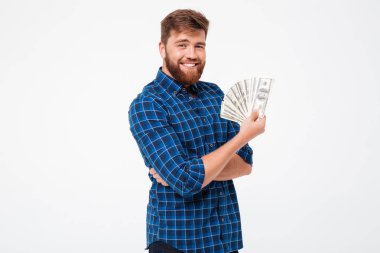 Para tutan Kareli gömlekli sakallı adam gülümseyen