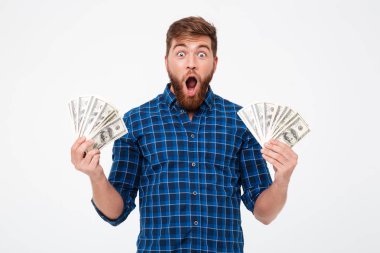 Para tutan Kareli gömlekli sakallı adam çığlık