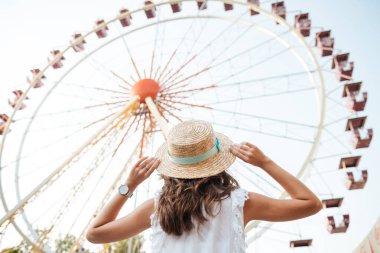 Arkadan görünüşü şapka daimi bir genç kız