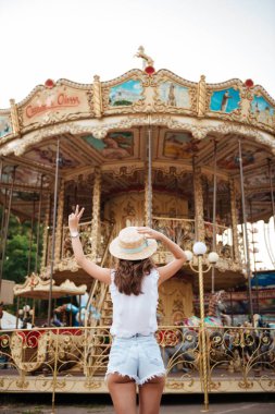 Genç bir kız ayakta portresi arkadan görünüm