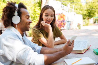 Yan görünümü tarafından masanın iki genç arkadaşlar