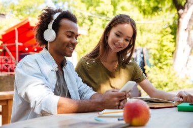 İki memnun genç arkadaşlar tarafından masanın yan görünüm
