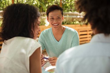 Asya tarafından açık masanın gülümseyen