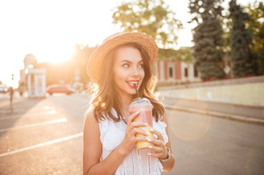 Açık havada suyu içme güzel genç kadın
