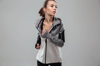 Sıcak giysiler çalışan genç kadın atlet