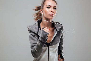 Kadın atlet çalışan sıcak giysiler içinde konsantre