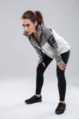 Dikey görüntü Studio yorgun kadın Runner