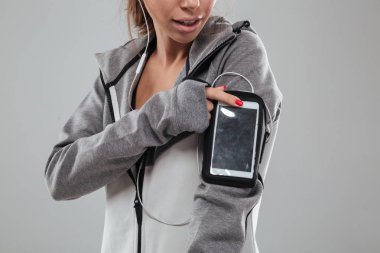 Sıcak giysiler içinde bir kadın atlet görüntü kırpılmış