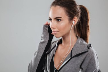 Kadın atlet sıcak giysiler içinde gülümseyen resim kapat