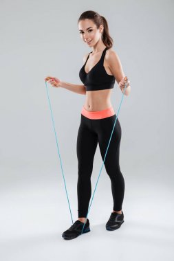Tam boy görüntü gülümseyen bir fitness kadının egzersiz yaparak