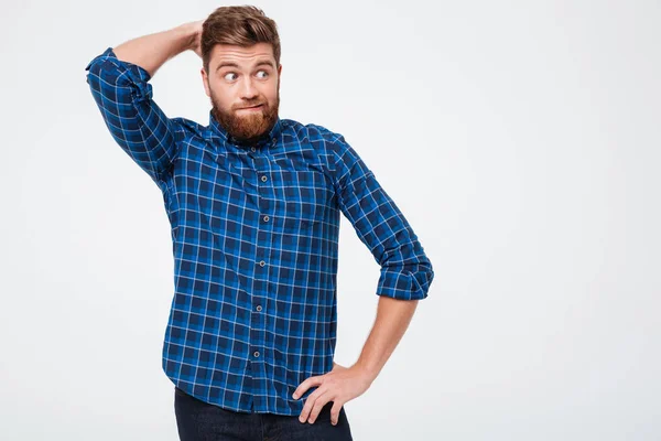 Nadenkend man die omhoog en weet niet wat te doen — Stockfoto