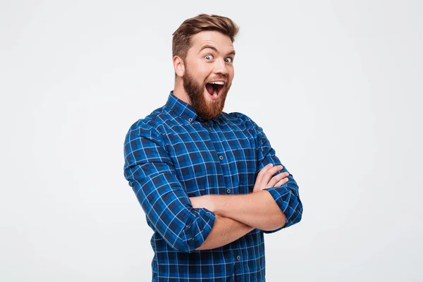 Feliz hombre sonriendo con la boca abierta aislado sobre blanco —  Fotos de Stock