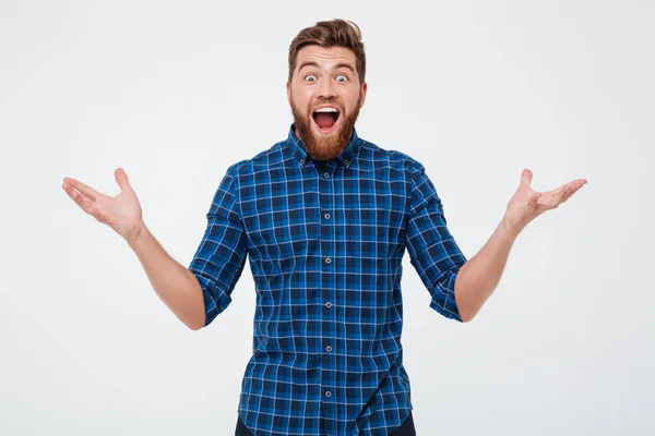 Surpreendido homem feliz olhando câmera com boca aberta — Fotografia de Stock