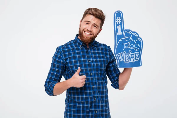 Neşeli adam hipster başparmak gösterilmesini ve giyen fan parmak