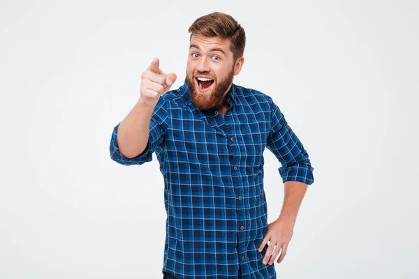 Hombre barbudo feliz con camisa a cuadros apuntando y mirando —  Fotos de Stock