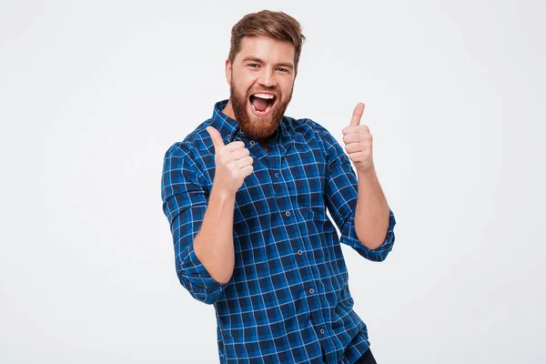 Hombre barbudo gritando con camisa a cuadros mostrando los pulgares hacia arriba — Foto de Stock