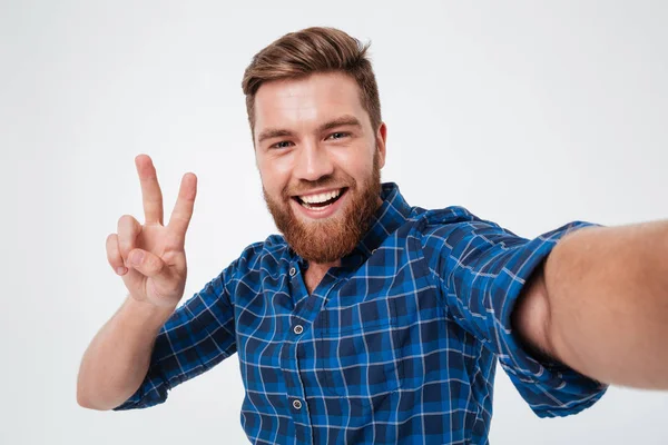 Selfie yapma Kareli gömlekli sakallı adam gülümseyen