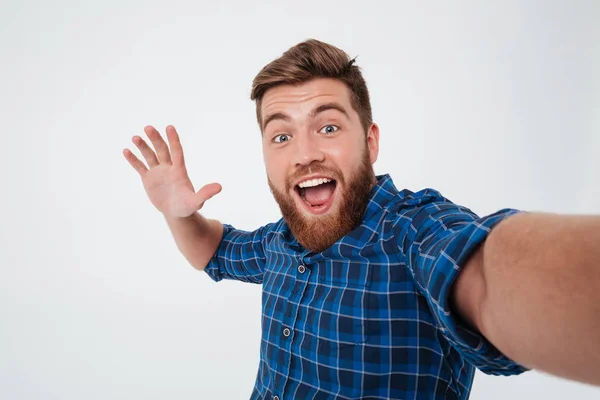 Glücklicher bärtiger Mann im Hemd macht Selfie und gibt fünf — Stockfoto