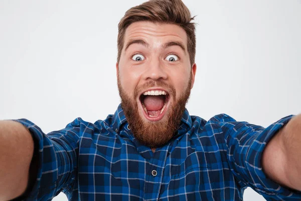 Close-up de feliz gritando barbudo homem em camisa quadriculada — Fotografia de Stock