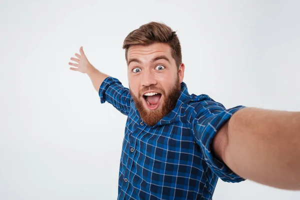 Selfie を作る市松模様のシャツに驚いての髭の男 — ストック写真