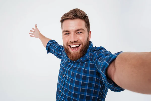 Selfie を作る市松模様のシャツで幸せなひげを生やした男 — ストック写真