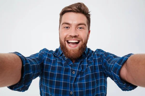 Крупный план счастливого бородатого человека в клетчатой рубашке — стоковое фото