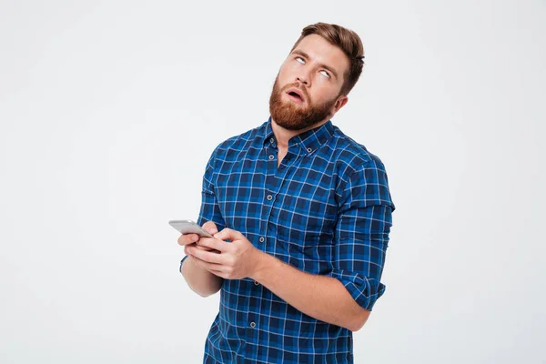 在使用智能手机的格仔恤衫不满胡子的人 — 图库照片