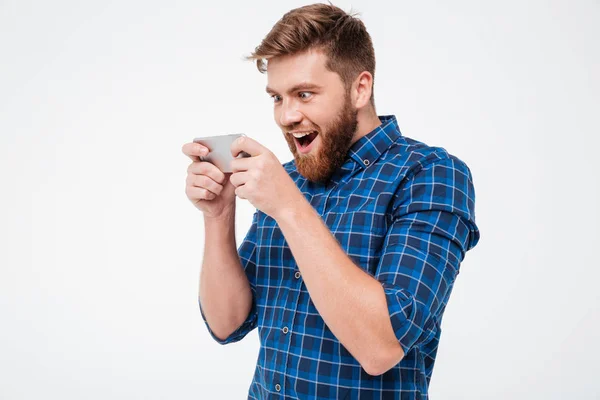 Vista lateral del hombre barbudo feliz con camisa a cuadros — Foto de Stock