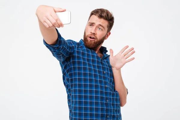 Poz ve selfie yaparken sallayarak komik sakallı adam — Stok fotoğraf