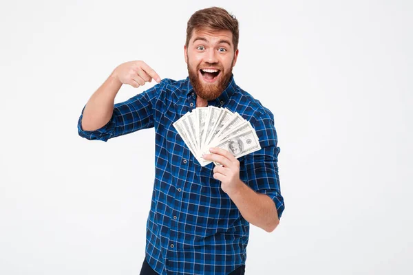 Счастливый бородатый мужчина в клетчатой рубашке держит деньги — стоковое фото