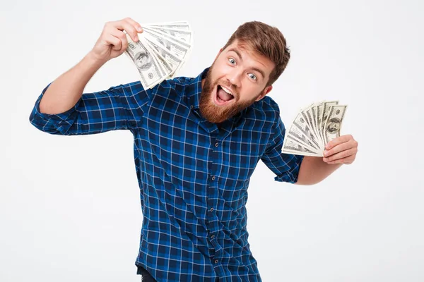Glad skäggig man håller pengar i händer — Stockfoto