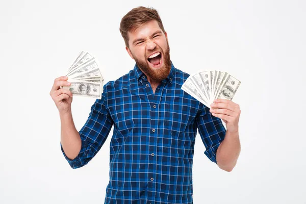 Tan feliz hombre barbudo con camisa sosteniendo el dinero en las manos —  Fotos de Stock