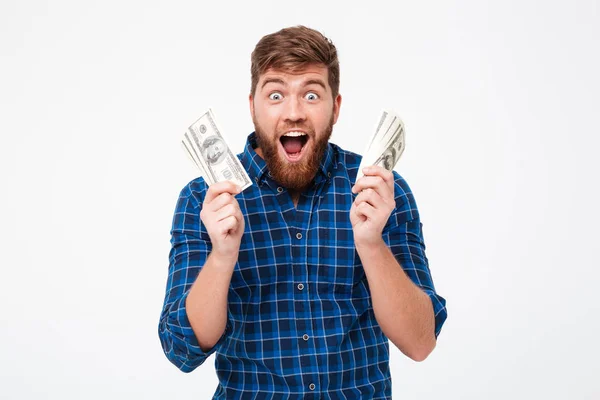 Ευτυχισμένος ουρλιάζοντας γενειοφόρο άτομο που κρατά χρήματα στα χέρια — Φωτογραφία Αρχείου