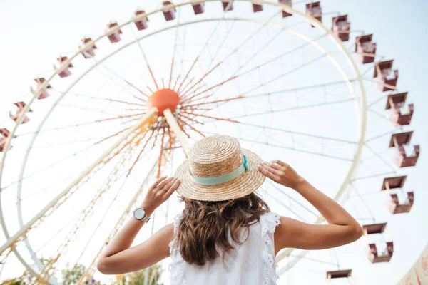 Arkadan görünüşü şapka daimi bir genç kız