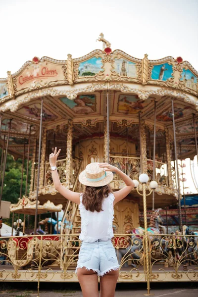 Genç bir kız ayakta portresi arkadan görünüm