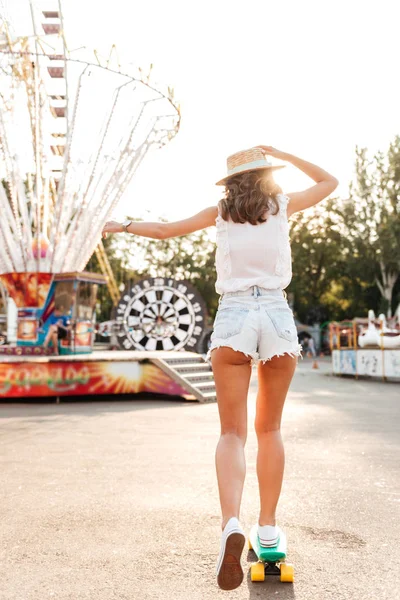 Jonge vrouw met skateboard buitenshuis. — Stockfoto