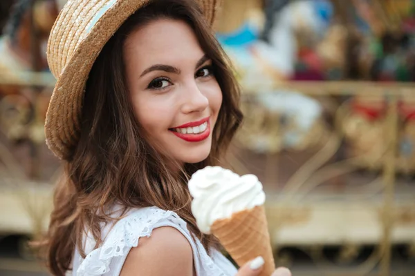 Retrato de cerca de una chica sonriente con helado — Foto de Stock