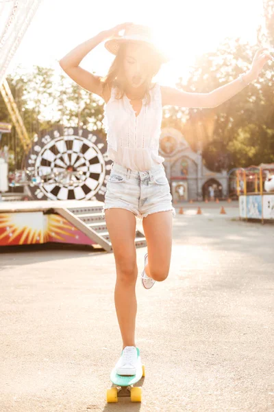 Konzentrierte junge Frau mit Skateboard im Freien — Stockfoto