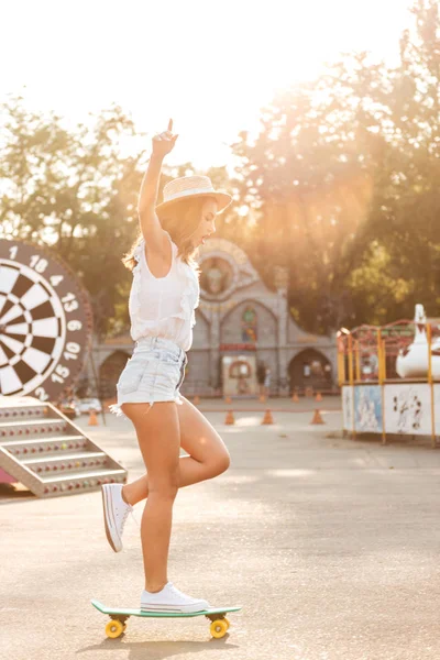 Concentrato giovane donna con skateboard all'aperto — Foto Stock